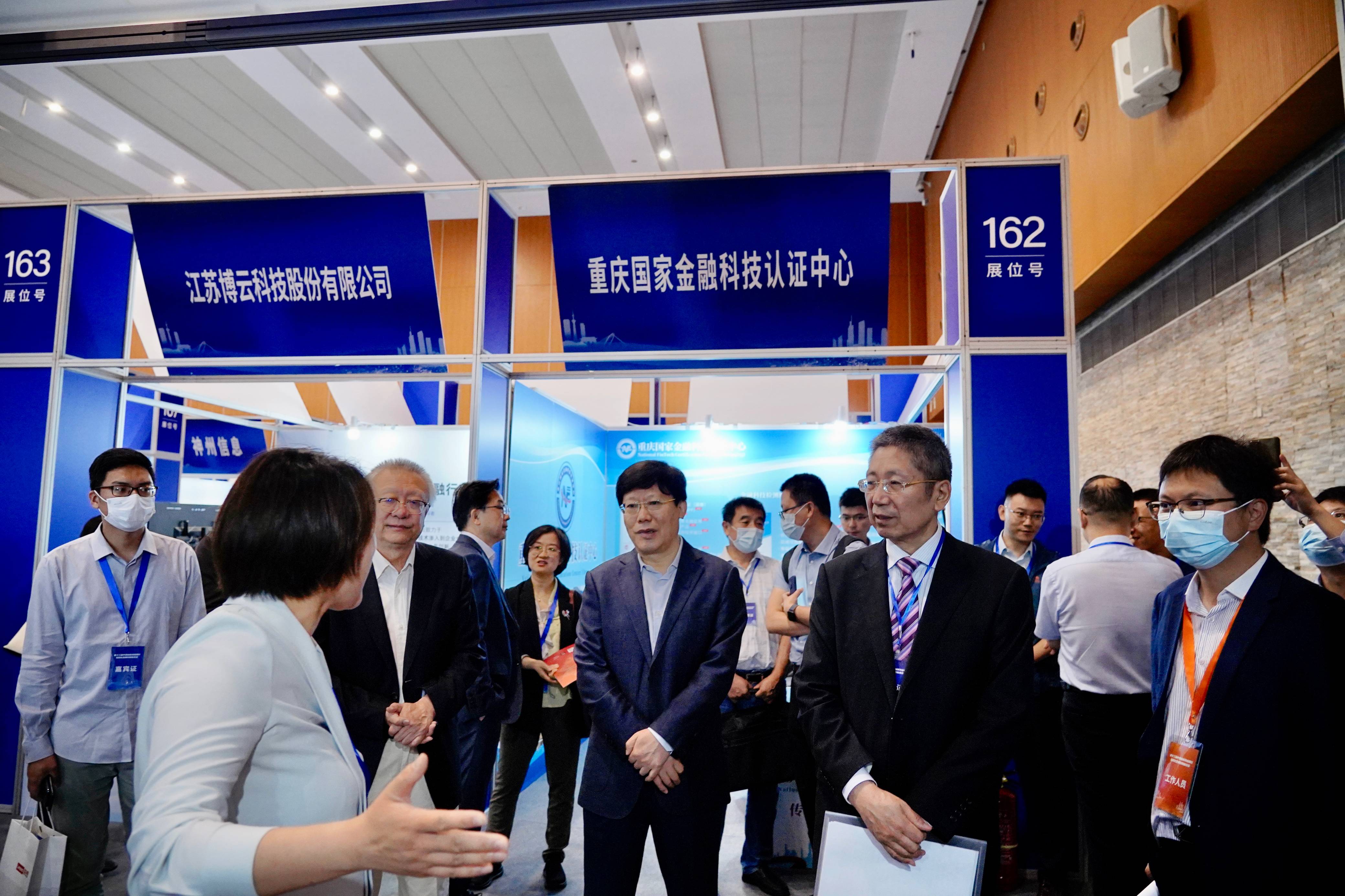 图 | 创邻科技员工在向院士和人行领导一行进行深入介绍和讲解